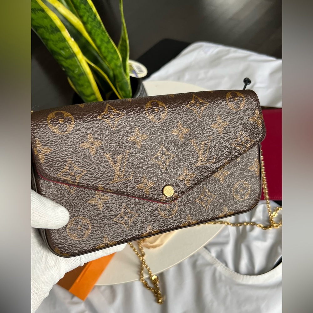 Authentic Louis Vuitton Felice Pochette in Monogram Canvas with Accessories - Picture 4 of 16